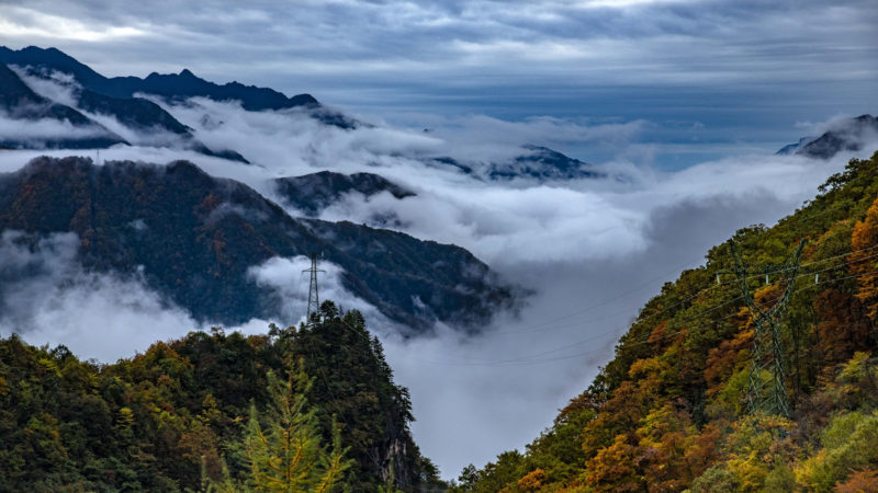 (191029) -- BEIJING, Oct. 29, 2019 (Xinhua) -- Photo taken on Oct. 27, 2019 shows the autumn scenery of Shennongjia National Park, central China's Hubei Province. (Xinhua/Du Huaju)