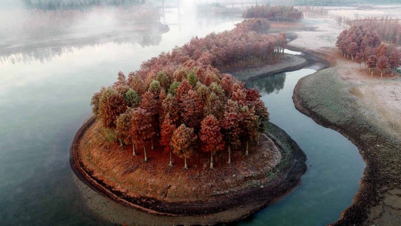 This aerial photo taken on November 20, 2019 shows a view of the Tianquan Lake during a foggy day in Xuyi in China's eastern Jiangsu province. (Photo by STR / AFP) / China OUT