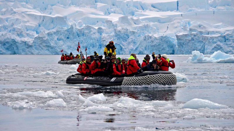 Tourists travelling on the Hurtigruten hybrid expedition cruise ship, MS Roald Amundsen, visit the Chiriguano Bay onboard boats, in South Shetland Islands, Antarctica on November 08, 2019. (Photo by Johan ORDONEZ / AFP)