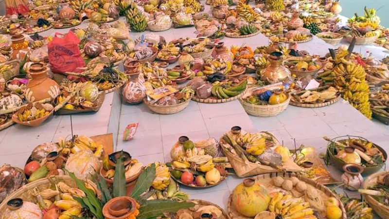 जनकपुरको गंगासागर, धनुषसागर, अंगराज सरलगायतका पोखरीमा आज बेलुका सूर्य देवता र छठी माताको पूजा आराधना गरी मनाइने छठ पर्वका लागि तयारी सामग्री ।  तस्बिरः अजयकुमार साह