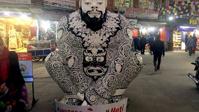 नेपाल भ्रमण वर्ष–२०२० को पूर्वसन्ध्यामा प्रमुख पर्यटकीय नगर ठमेलको सातघुम्तीमा पर्यटकको आकर्षकका लागि राखिएको हिममानव ।  उक्त हिममानव पाटनका कलाकार मुक्तिसिंह थापाले निर्माण गर्नुभएको हो । तस्वीर अच्युत रेग्मी