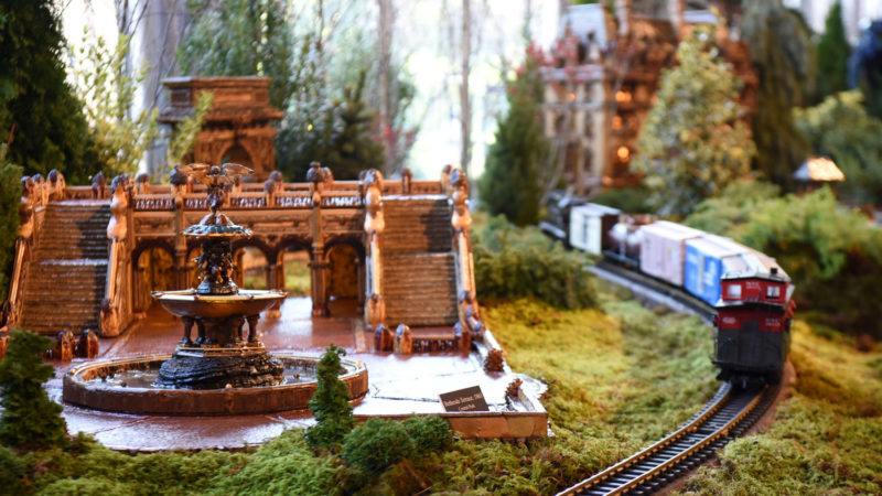 (A model train runs past miniature Bethesda Fountain and Terrace of the Central Park at the Holiday Train Show at New York Botanical Garden in New York, the United States, Nov. 26, 2019. Xinhua/RSS