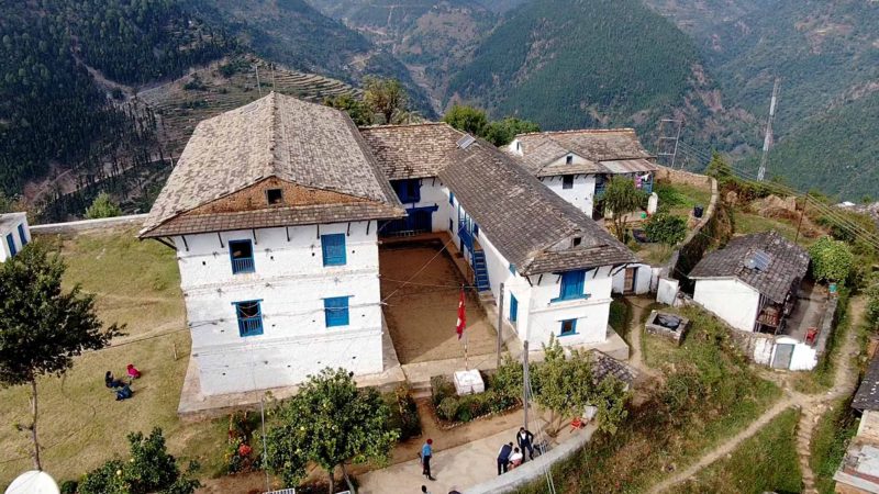 तत्कालिन राजा हरी शाहले विसं १८२५ मा निर्माण भएको जाजरकोट दरबार मर्मत सम्भारको अभावमा जीर्ण बन्दै । तस्वीर हेमन्त केसी : रासस