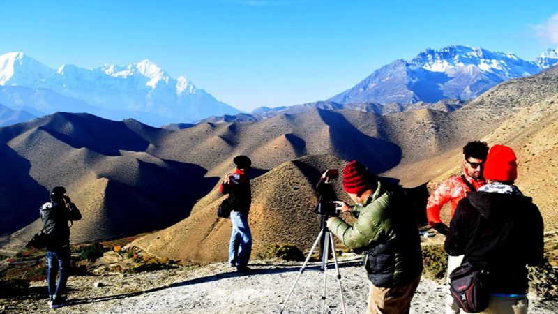 मुस्ताङको हिमाली उजाड मरुभूमिमा रमाउँदै गरेका पर्यटक । मुस्ताङको माथिल्लो क्षेत्रमा रहेको हिमाली मरुभूमि पर्यटकको  आकर्षणको केन्द्र बनेको  छ । तस्वीर : कमल खत्री