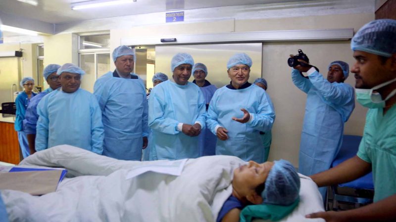 घाइतेलाई भेट्न अस्पताल पुगे देउवा