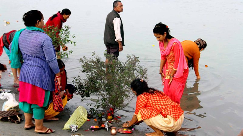 एकादशी स्नानः  हरिबोधनी एकादशीको अवसरमा शुक्रबार  नवलपुरको गैँडाकोटमा रहेको नारायणी नदीमा स्नानपछि तुलसीको पूजा गर्दै भक्तजन । तस्वीरः टेकराज पोखरेल(रासस)