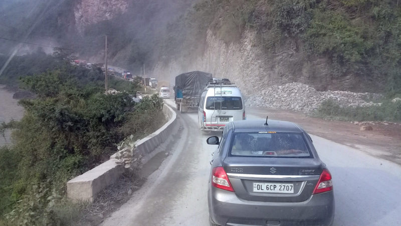 केवल बेरियरले दुई ट्रक जोगायो
