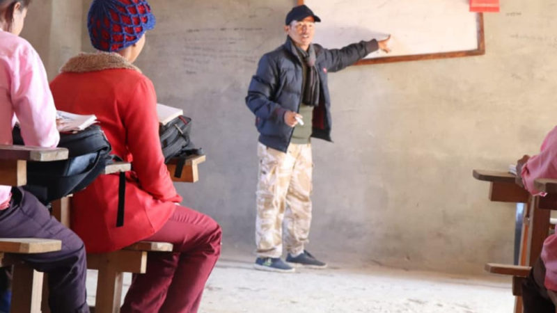 विद्यार्थी पढाउँदै नगर प्रमुख