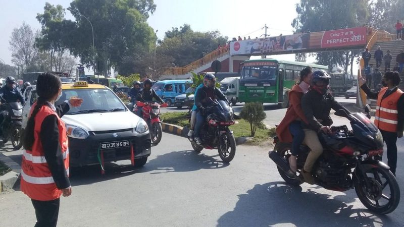कपाल हल्लाउँदै, मोबाइल चलाउँदै, बाटो काट्दै