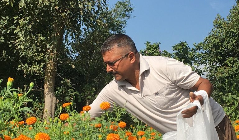बन्दुक खेलाएका हातले फूल गोड्दैछन् बालकृष्ण