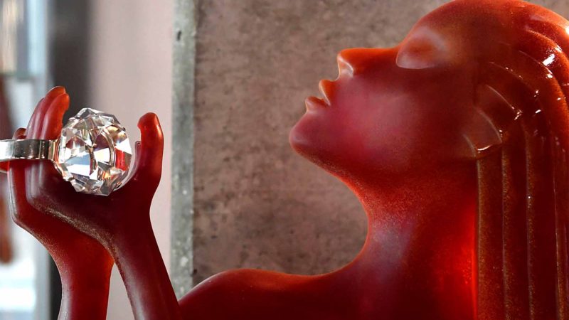 Elizabeth Taylor's Red Amber Glass Sculpture by Dan Dailey for Daum, 1988, estimated at between USD 6,000-8,000, is displayed during a media preview on December 1, 2019 at Julien's Auction House in Beverly Hills, California, ahead of the three-day 'Property from the Lifestyle of Elizabeth Taylor Auction' beginning on December 6. (Photo by Frederic J. BROWN / AFP)