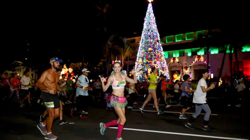HONOLULU, HAWAII - DECEMBER 08: Runners run through downtown of Honolulu during the Honolulu Marathon 2019 on December 08, 2019 in Honolulu, Hawaii.   Ezra Shaw/Getty Images/AFP  == FOR NEWSPAPERS, INTERNET, TELCOS & TELEVISION USE ONLY ==