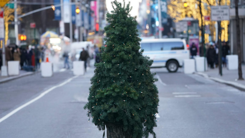 Sreet performer Thomas Liberto from Bel Air, Maryland, who goes by the social media name "Mr. Christmas Tree" makes his way around midtown New York on December 19, 2019. - Mr. Christmas Tree aka Liberto, who begins the holiday season traveling from Maryland to NYC, has been walking around in festive costume for the last five years. (Photo/RSS