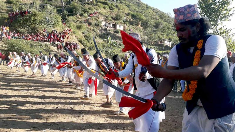 भुँवा खेल खेल्दै कलाकार  दिपायल सिलगढी नगरपालिका–५ स्थित एतिहासिक भुँवा खेल खेल्दै कलाकार । पहिलाका राजा रजौटाका पालामा यो खेल निकै चर्चित थियो । तस्वीर : विमलबहादुर विष्ट/रासस