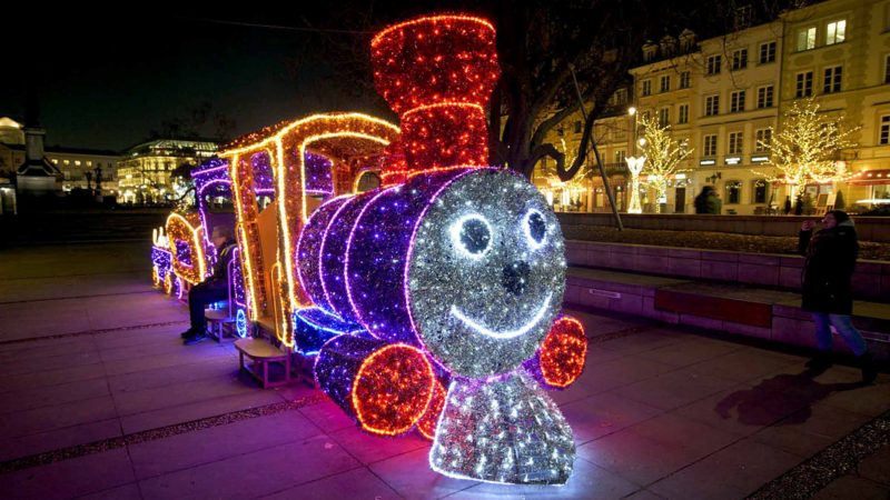  WARSAW -- An illuminated installation is seen in the old town of Warsaw, Poland, on Dec. 11, 2019. The Old Town of Warsaw has been decorated with colorful lights to mark the Christmas season. Xinhua/RSS.