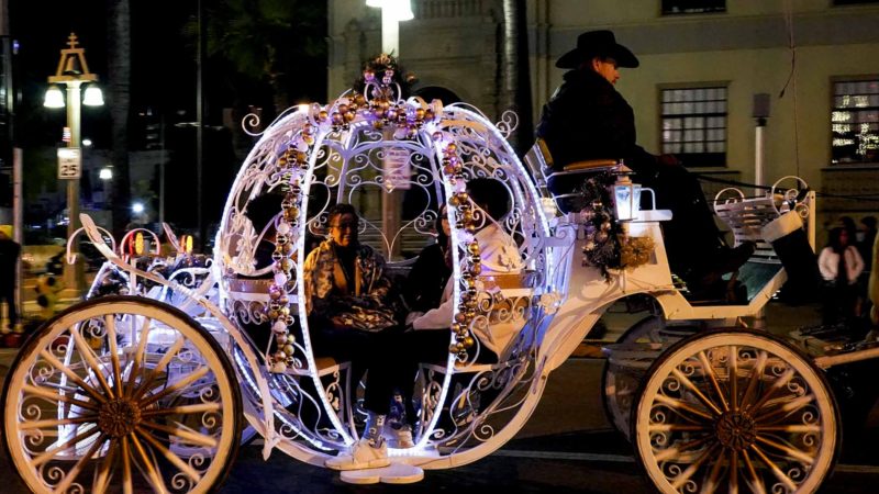 (191230) -- RIVERSIDE (U.S.), Dec. 30, 2019 (Xinhua) -- People enjoy a horse carriage ride during the 27th Festival of Lights in Riverside, California, the United States, on Dec. 29, 2019. (Xinhua/Li Ying)