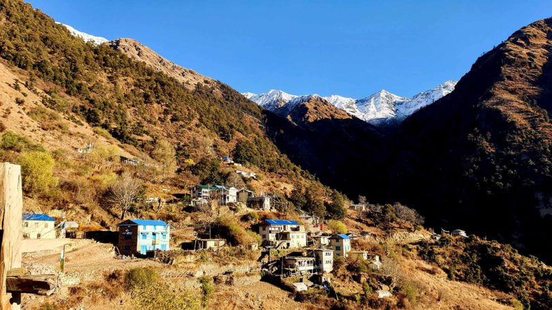 डोल्पा जगदुल्ला गाउँपालिका चौरीकोट गाउँबाट देखिने हिउँले सेताम्मे भएको  हिमालको दृश्य । यहाँ आउने पर्यटक गाउँबाट  हिमाल अवलोकन गर्न सकिने हुँदा आकर्षित भएक छन् । तस्वीर : हेमन्त केसी -रासस