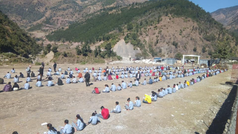  नलगाड नगरपालिका –७ दल्लीस्थित त्रिभुवन माध्यमिक विद्यालयका विद्यार्थी चिसोका कारण घाम तापेर परीक्षा दिँदै । तस्वीर ÷ रासस 