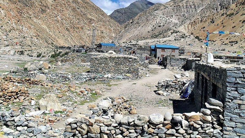 हिल्सानाका सुनसान, चिसो छल्न सबै बेँसी झरेँ