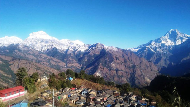 म्याग्दीको अन्नपूर्ण गाउँपालिका–७ मा अवस्थित पर्यटकीय गाउँ टिकोट र मनोरम धौलागिरि हिमालको दृश्य । अन्नपूर्ण–धौलागिरि सामुदायिक पदमार्गले समेटिएकोे टिकोट गाउँमा पुग्ने पर्यटकको संख्या  बढ्दै गएको छ । तस्वीर ÷रासस