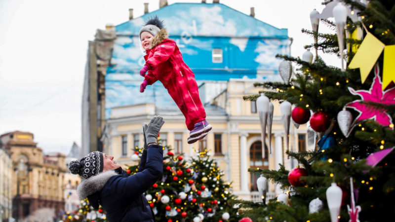 A man throws his child in the air during the Journey to Christmas festival in central Moscow, Russia, on Dec. 22, 2019. From Dec. 13, 2019 to Jan. 12, 2020, illuminated installations decorate the holiday season among streets and squares in Moscow. Photo/RSS