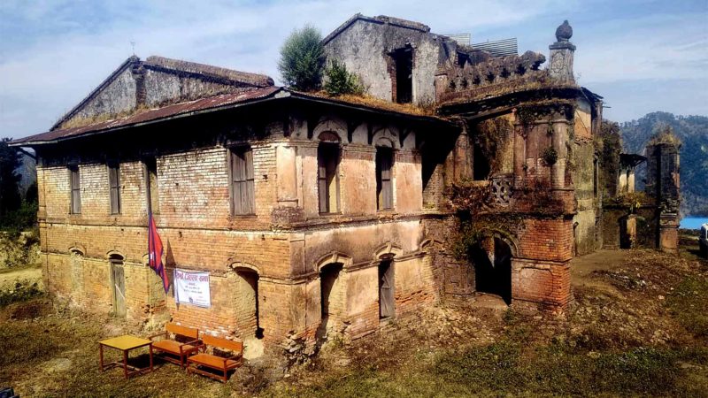 नीय बासिन्दाले सरसफाइ गरेपछि देखिएको कैलालीको चुरे गाउँपालिका– ४ मा अवस्थित ऐतिहासिक राणाकालिन गर्भा दरबार । एक सय वर्ष पुरानो सो दरबारको संरक्षण नहुँदा जीर्ण बन्दै गएको छ । तस्वीर : मीन ठकुरी/रासस
