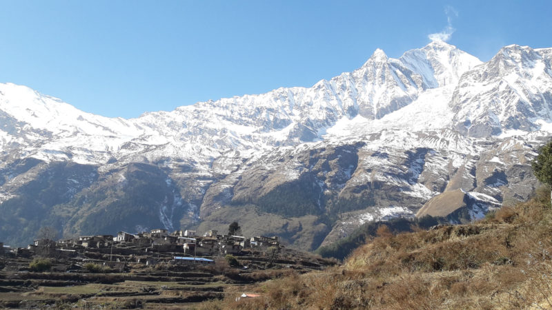  हिमाली जिल्ला मुस्ताङको थासाङ गाउँपालिका–२ नाउरीकोट गाउँ र पृष्ठभूमिमा देखिएको धौलागिरी हिमाल । नेपाली चलचित्रको नाउरीकोटमा छायाङ्कन लगतै उक्त गाउँमा आन्तरिक पर्यटकको चाप बढ्दो छ । तस्वीरः रासस 