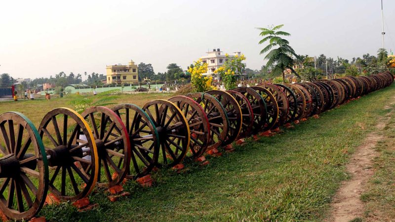 झापाको बिर्तामोडमा ‘द नेशनल गार्डेन’ निर्माणका लागि राखिएका गोरुगाडाका चक्का । बिर्तामोड निवासी रोशन प्रसाईले एकसय बर्ष भन्दा पुराना गोरु गाडाका चक्का सङकलन गरेर नेशनल गार्डेनको काम थालेका छन । प्रसाइले एक हजार ६ सय भन्दा बढी गोरु गाडाका चक्का सङकलन गरेका छन । तस्वीर– सुरेन्द्र भण्डारी/रासस झापा