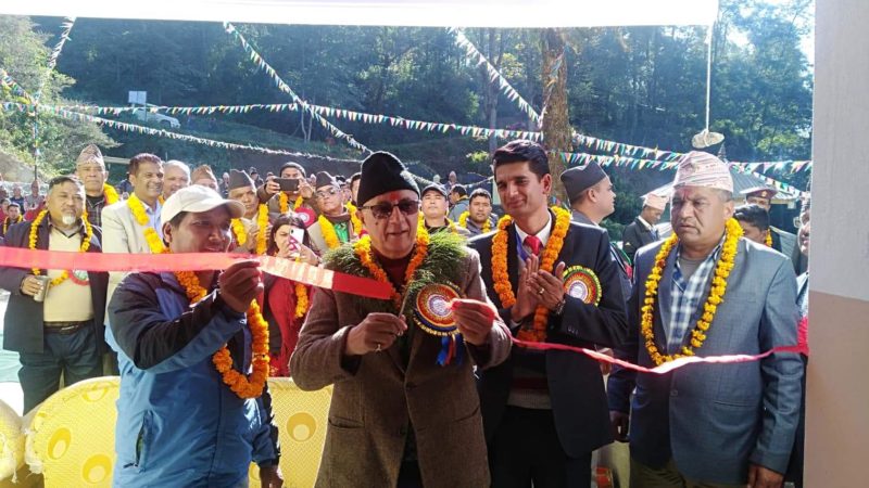 शेखर कोइरालाद्वारा दोलखा झुलेमा नवनिर्मित विद्यालय भवन हस्तान्तरण