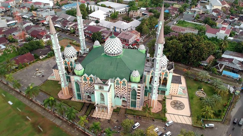 This aerial picture taken on December 12, 2019 shows the Suada mosque in Mamuju. - Affan leads a government team of some 1,000 mosque hunters who have spent years visiting every corner of the 5,000 kilometre (3,100 mile) long archipelago to answer one question: how many mosques are there in the world's biggest Muslim majority nation? (Photo by str / AFP) / TO GO WITH: Indonesia religion social culture, focus