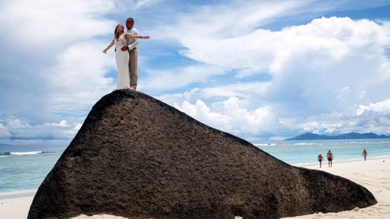 A picture taken on November 16, 2019, shows a French couple having their honeymoon pictures taken on a granite rock in Silhouette Island, the third largest island, Seychelles. - The Seychelles, a byword for luxury holidays and Instagram-perfect beaches, lives off tourism. But the idyllic honeymoon abode is confronting a tug-of-war over how to keep the economy growing, while protecting its fragile ecosystem.
High-end tourism, mainly from Europe, helped pull the Seychelles from the brink of financial ruin after the 2008 economic crisis. Visitor numbers doubled in the decade that followed to around 360,000 today. (Photo by Yasuyoshi CHIBA / AFP)