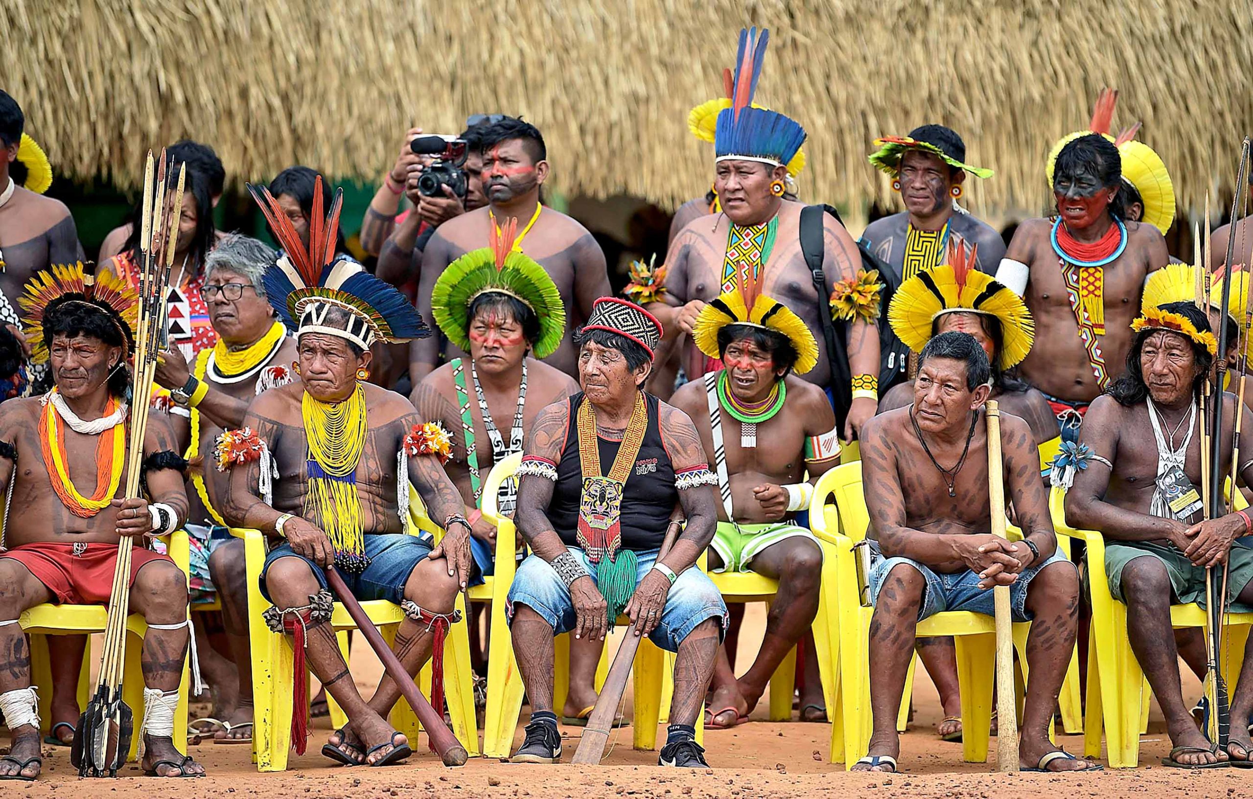 Members from different Brazilian tribes listen to their leader Cacique Raoni Metuktire (not depicted) of the Kayapo tribe, in Piaracu village, near Sao Jose do Xingu, Mato Grosso state, Brazil, on January 17, 2020. - Dozens of Amazon indigenous leaders have gathered in the heart of the threatened rainforest to form an alliance against Brazilian President Jair Bolsonaro's environmental policy and his threats to throw their homelands open to mining concerns. (Photo by CARL DE SOUZA / AFP)