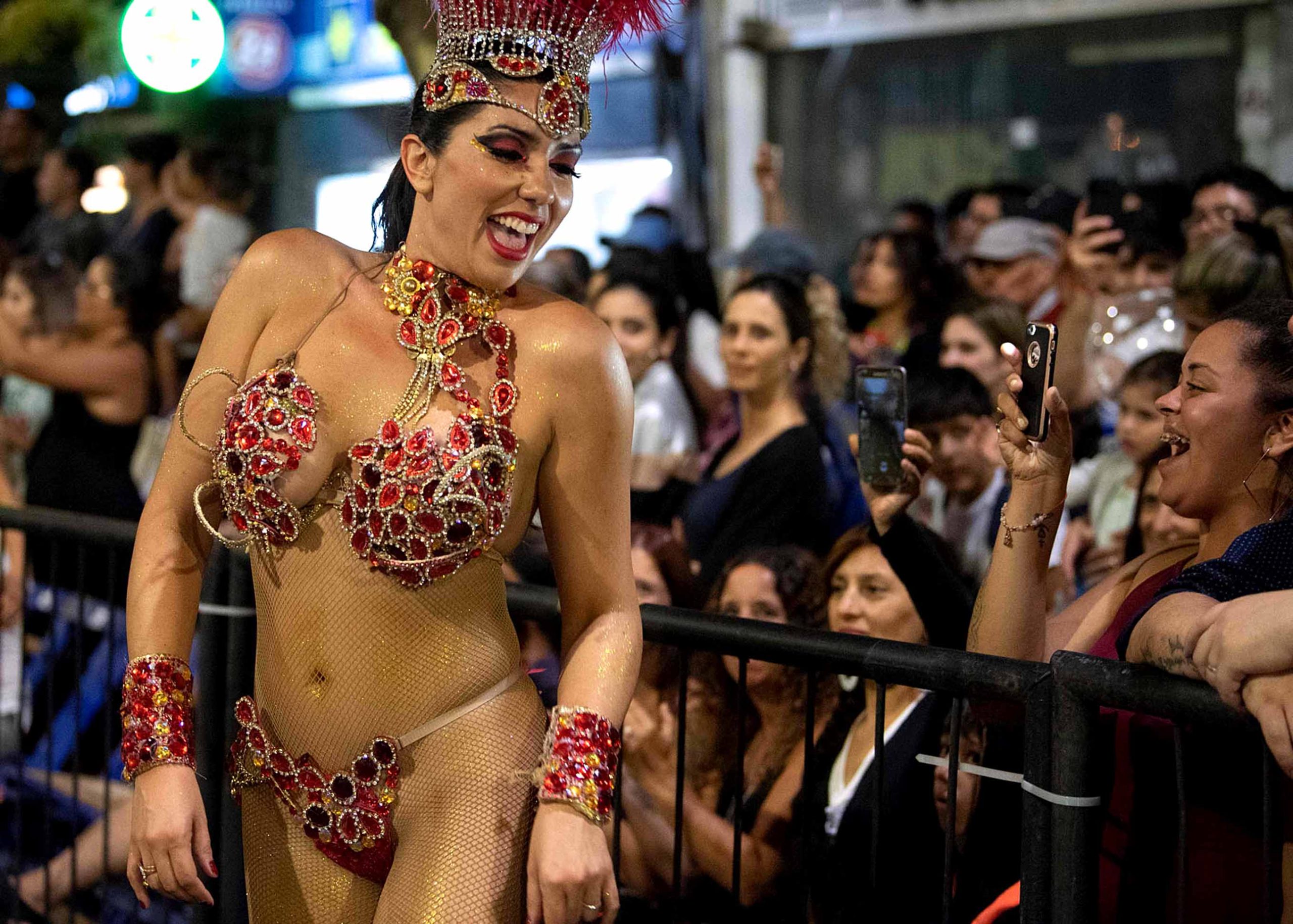 A performer dances in the opening parade of the Uruguayan carnival in Montevideo, on January 23, 2020. - Uruguay's carnival is the longest in the world, lasting over a month. (Photo by PABLO PORCIUNCULA / AFP)