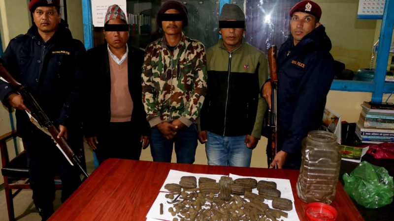 साढे दुई किलो चरेससहित तीन पक्राउ