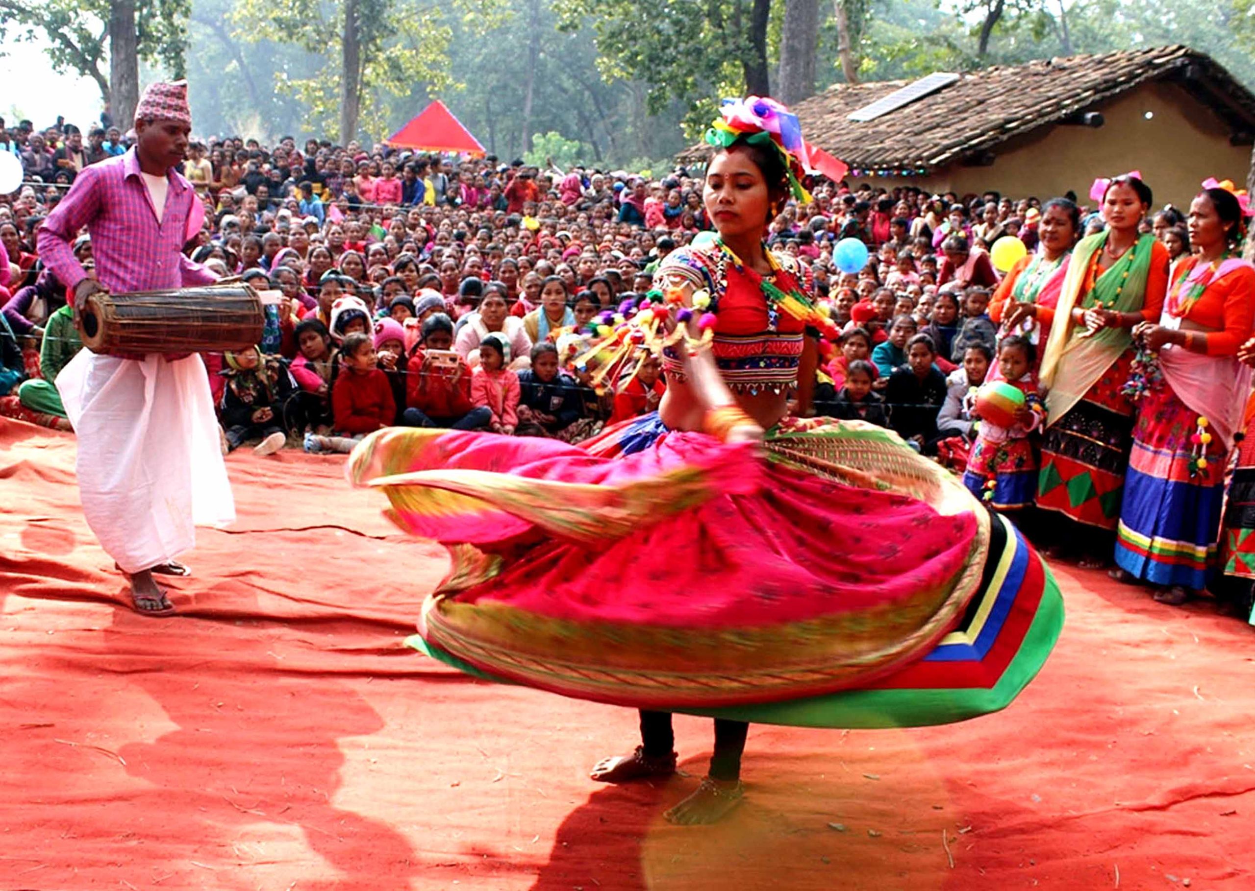 कञ्चनपुरको शुक्लाफाँटा नगरपालिका–८ भल्कामा रहेको थारु संग्रहालयमा अयोजित दुई दिने माघीमेला मा थारु समुदायको परम्परागत झुम्रा नृत्य देखाउदै ।  मेला  मङगलवार  सम्म लाग्ने छ ।  तस्वीर : राजेन्द्रप्रसाद पनेरु/रासस