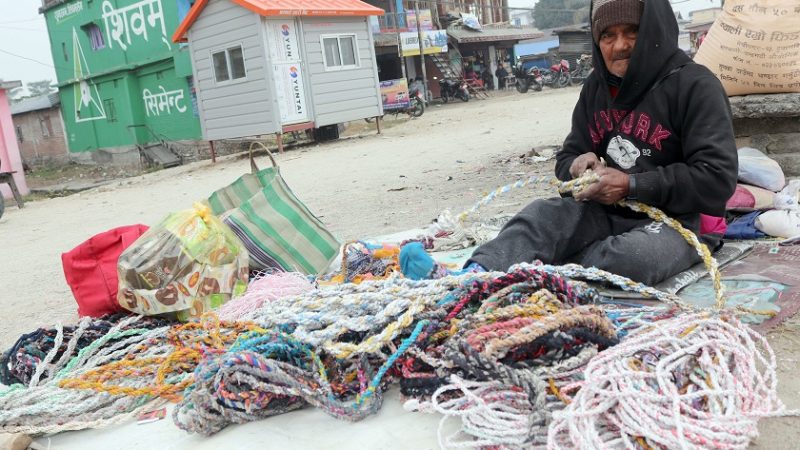 जीवन जिउन वृद्धको दाम्लो सहारा