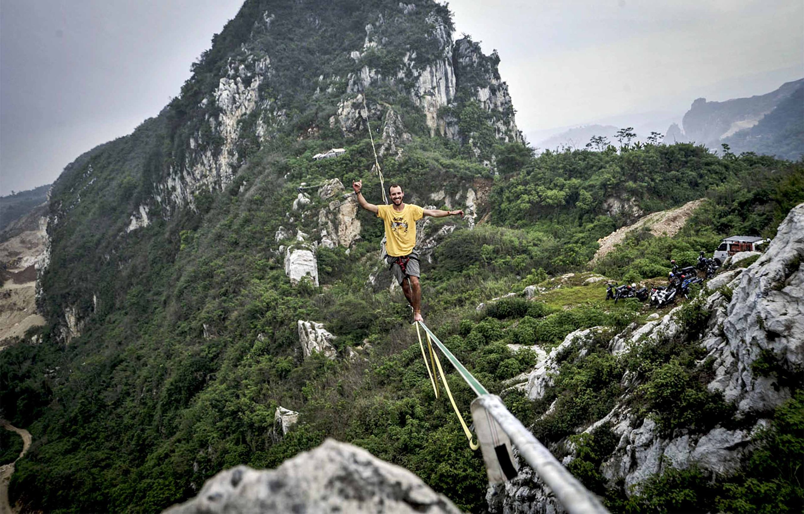 (200121) -- BEIJING, Jan. 21, 2020 (Xinhua) -- A participant balances on a line during Bandung Highline Festival 2020 in Bandung, Indonesia, Jan. 20, 2020. (Photo by Bukbis Candra Ismet Bey/Xinhua)