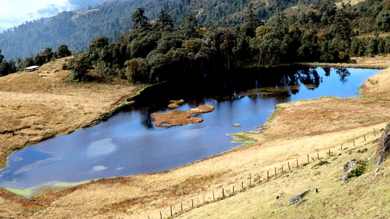 भोजपुरको टेम्के मैयुङ गाउँपालिकामा पर्ने पर्यटीकयस्थल मैयुङ डाँडाको काखमा रहेको प्रसिद्ध हाँस पोखरी । तस्वीर : युवराज विष्ट/ रासस