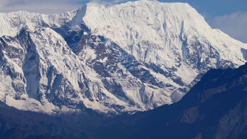 पर्यटीकयस्थल मैयुङ डाँडाबाट देखिएको मकालु हिमालको दृश्य ।  । तस्वीर : युवराज विष्ट (रासस)