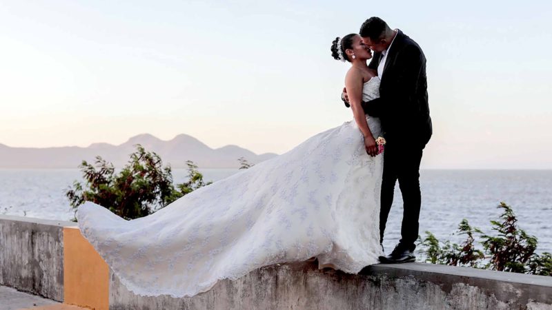 A couple kisses after getting married during a "mass wedding" on Valentine's Day, at Paseo Xolotlan Park in Managua on February 14, 2020. - Some 400 Nicaraguan couples with scarce financial resources got married in a free ceremony organized by the Supreme Court and a Sandinista radio station on Valentine's Day. (Photo by INTI OCON / AFP)