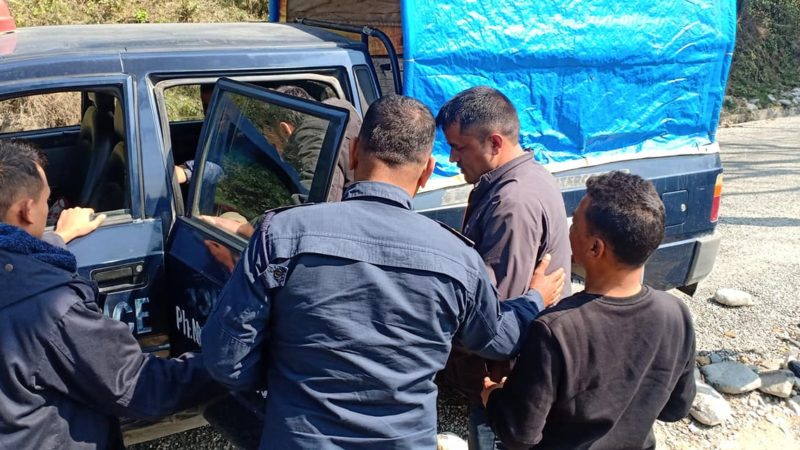 सडक चाँडो बनाऊ भन्ने अभियन्ताहरु पक्राउ