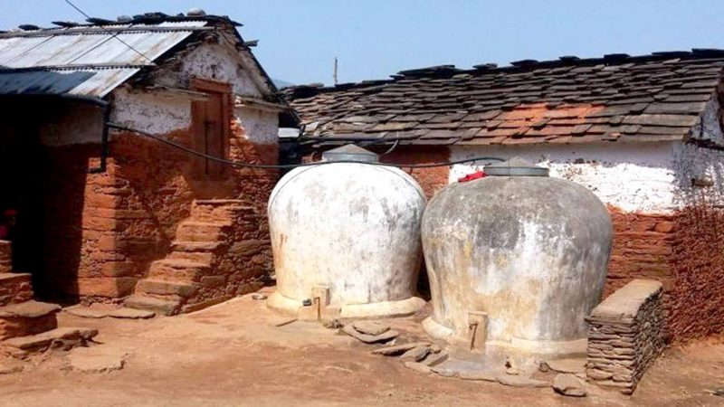 डोटीको दिपायल सिलगढी नगरपालिका १ बाँफी गाउँमा खानका लागि आकासे पानी जम्मा गर्नकालागि स्थानीयले निर्माण गरेको घैटा । गाउँमा पानीका मुहान नहुँदा स्थानीयले वर्षौ देखि आकासेपानी घैटामा जम्मा गरेर प्रयोग गर्दै आएका छन् । तस्वीर : विमलबहादुर विष्ट / रासस