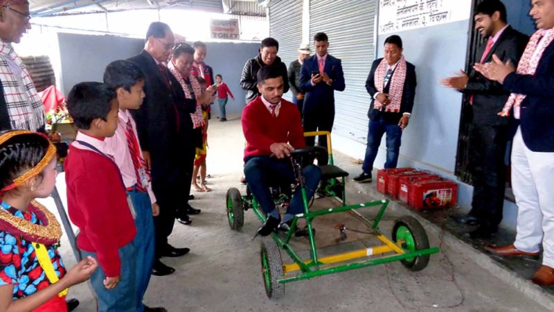 आफैँले बनाएको गाडी चलाएरै देखाएपछि…