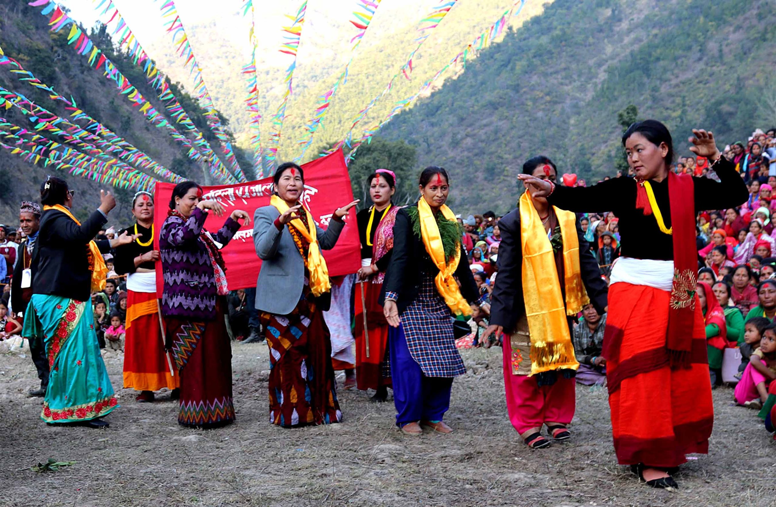 नलगाड महोत्सवको अवसरमा प्रदर्शन गरिएको ख्याली नाँचमा स्थानीय महिलासँग नाँच्दै प्रतिनिधिसभा सदस्य सत्य पहाडी र कर्णाली प्रदेशसभाका उपसभामुख पुष्पा घर्ती । तस्वीर : हेमन्त केसी/ रासस