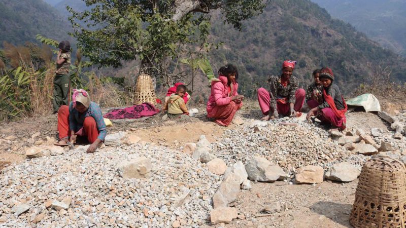गिट्टी कुटेर पढाइ खर्च धान्न  विवश छन्  बालबालिका