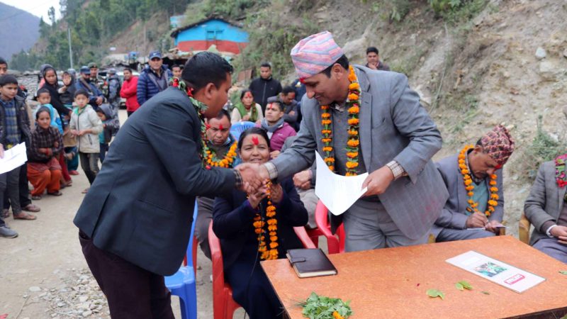 मन्त्रीलाई कुरा सुनाउन सडकमै ज्ञापनपत्र