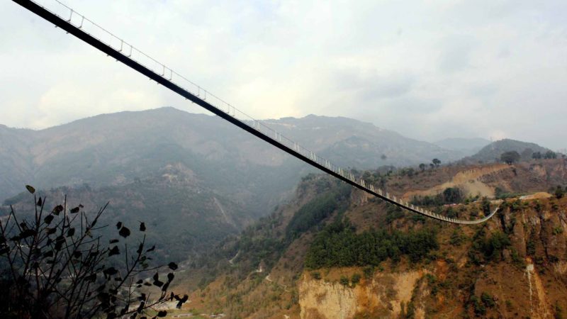 बागलुङ नगरपालिका–१ रामरेखादेखि पर्वत जिल्लाको कुस्मा नगरपालिका–१ अदुवाबारी जोड्ने कालिगण्डकी नदिमाथि निर्माण भइरहेको  ५६७ मिटर लामो झोलुङ्गे पुल । सस्पेन्सन व्रिज डिभिजन कार्यालयको रु.छ करोड ९० लाखको लागतमा निर्माणाधीन उक्त पुल नेपालकै लामो पुल हुनेछ  । तस्वीर : खेमराज गौतम (रासस)