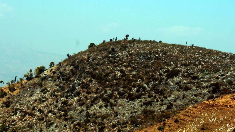  हिन्दु, बौद्ध र किराँत धर्मालम्बीको सङ्गमस्थल खोटाङको हलेसीस्थित ढुङ्गे बगैँचा (रक गार्डेन) निर्माण गर्न लागिएको ककनीडाँडा । हलेसी तुवाचुङ नगरपालिकाको पहलमा निर्माण गरिने ढुङ्गे बगैँचाका लागि अहिले विस्तृत परियोजना प्रतिवेदन (डिपिआर)को काम भइरहेको छ । तस्वीर : केदार मगर (रासस)