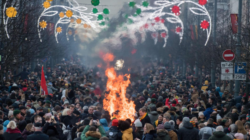  People gather around a bonfire during a commemoration marking the 102nd independence anniversary of Lithuania in Vilnius, Lithuania, on Feb 16, 2020. On Feb. 16, 1918, the Act of Independence of Lithuania was signed, proclaiming the restoration of the state of Lithuania. Photo/RSS 