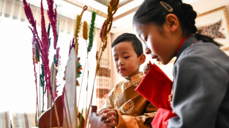  Children taste traditional food for the Tibetan New Year in Lhasa, southwest China's Tibet Autonomous Region, Feb. 24, 2020. The Tibetan New Year, a traditional festival of the Tibetan ethnic minority, falls on Monday this year.     China is in a tough battle against the novel coronavirus outbreak, which has claimed 2,592 lives and infected 77,150 on the Chinese mainland by the end of Feb. 23.  Photo/RSS